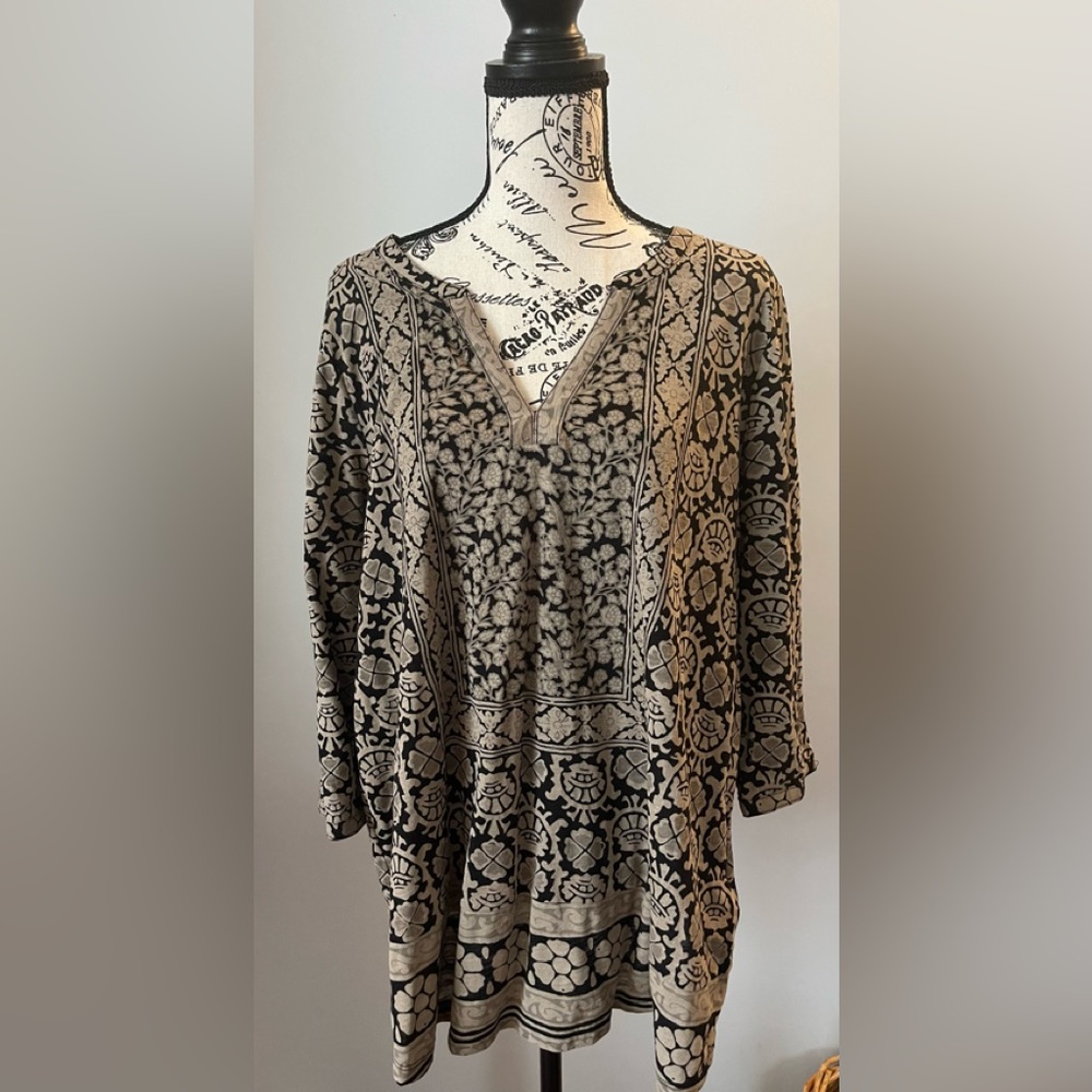 LUCKY BRAND light weight v-neck tunic. Size 1X